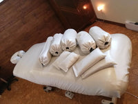table de massage avec housse hydrofuge et plusieurs emballage dessus 