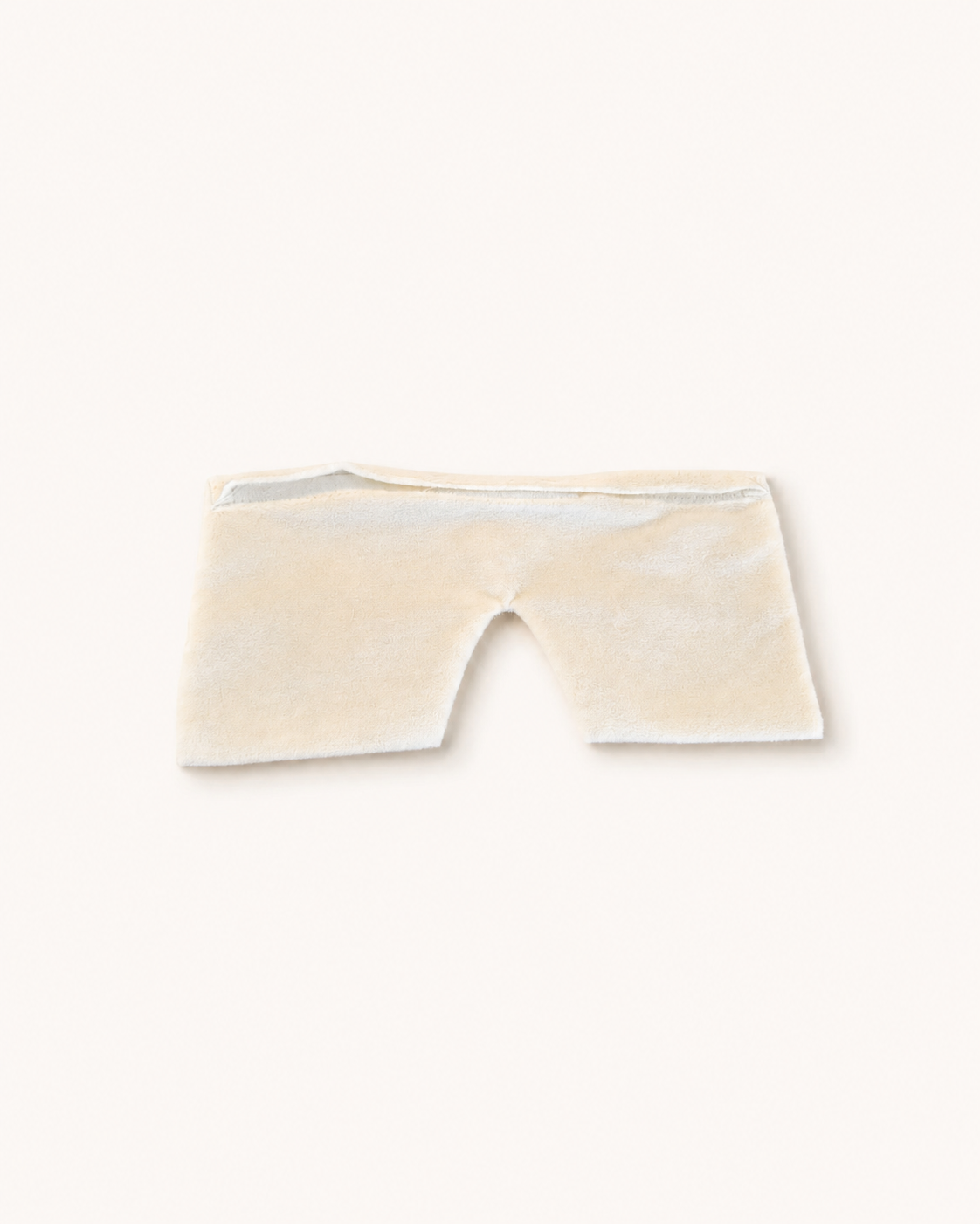 Housse repose-yeux en flanelle blanche, à plat sur fond crème, vue de face
