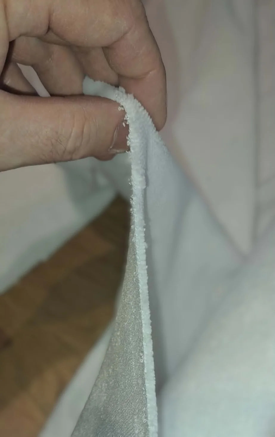 Gros plan sur la double épaisseur du protège-tétière en ratine de bambou, côté ratine et côté hydrofuge visibles