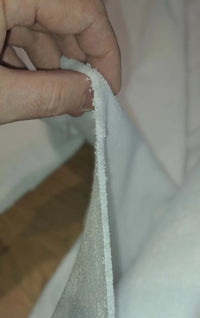 Gros plan sur la double épaisseur du protège-tétière en ratine de bambou, côté ratine et côté hydrofuge visibles