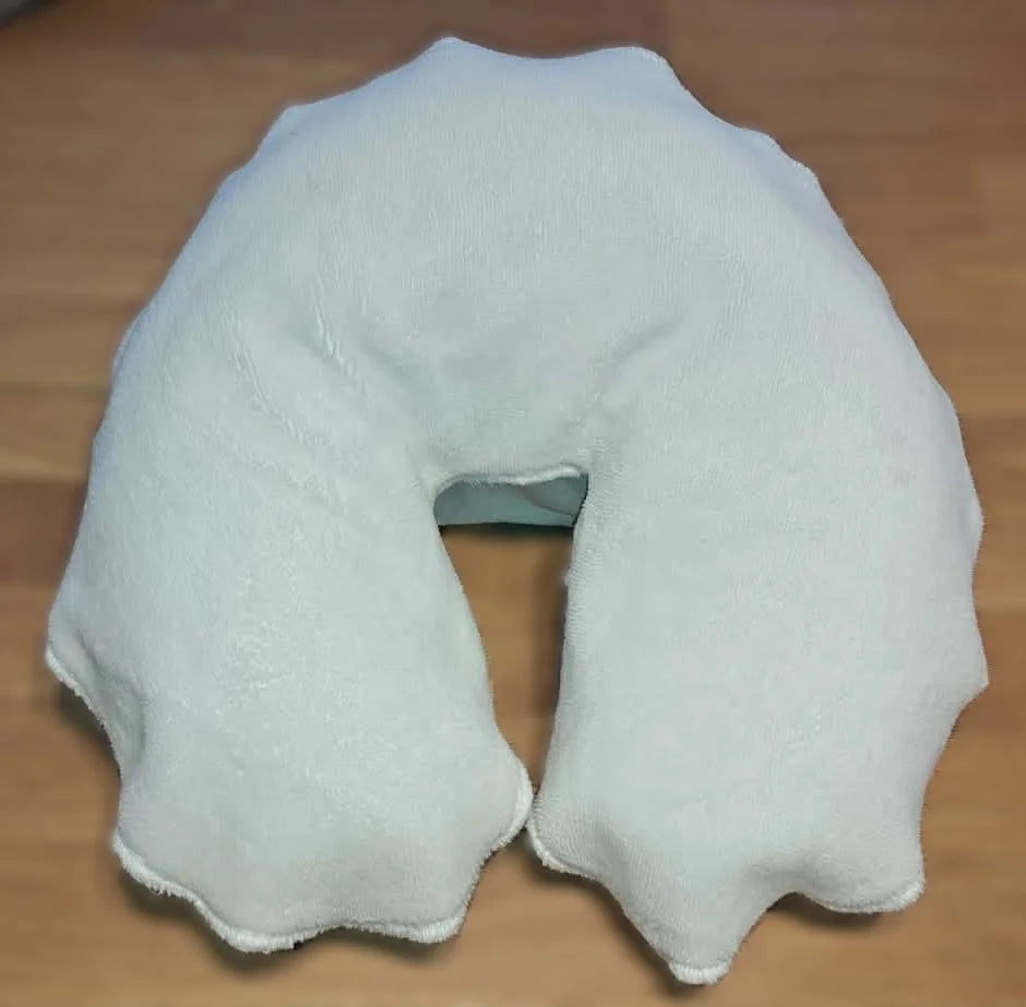 Protège-tétière en ratine de bambou blanc posé à plat, montrant la texture épaisse du tissu