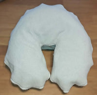 Protège-tétière en ratine de bambou blanc posé à plat, montrant la texture épaisse du tissu