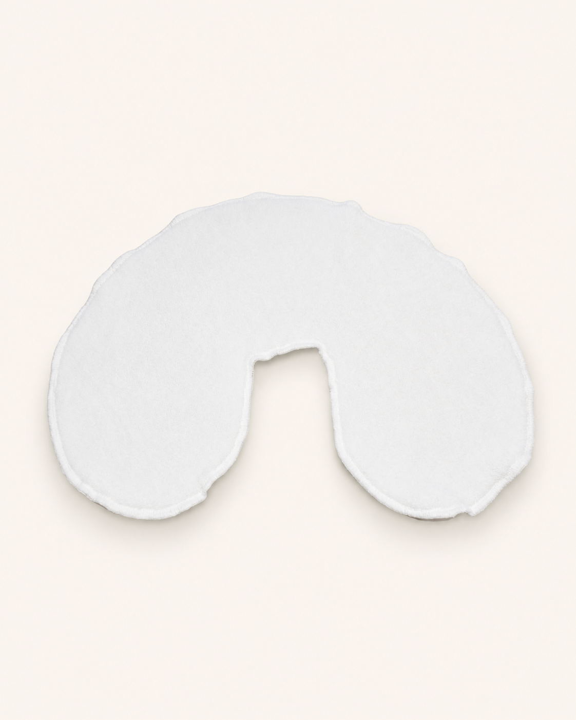 Protège-tétière en ratine de bambou blanc, forme en U, vue de dessus sur fond crème